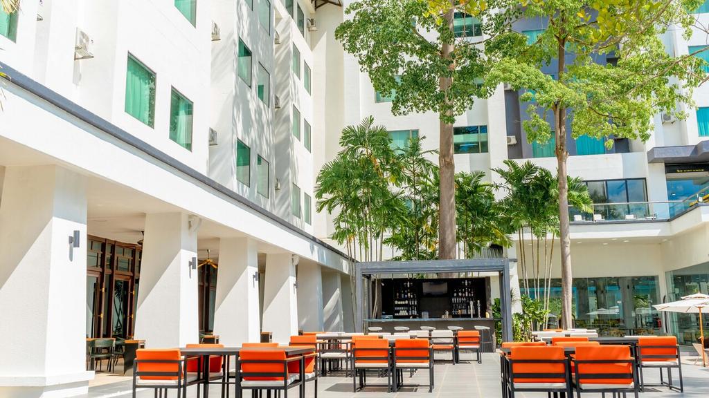 Long Beach Pool & Bar