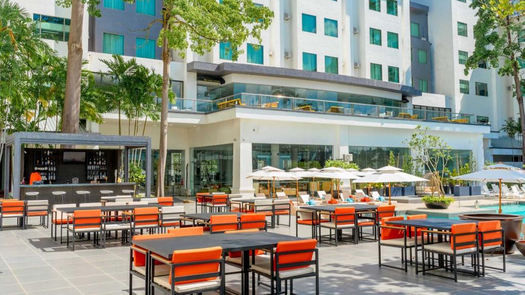 Long Beach Pool & Bar